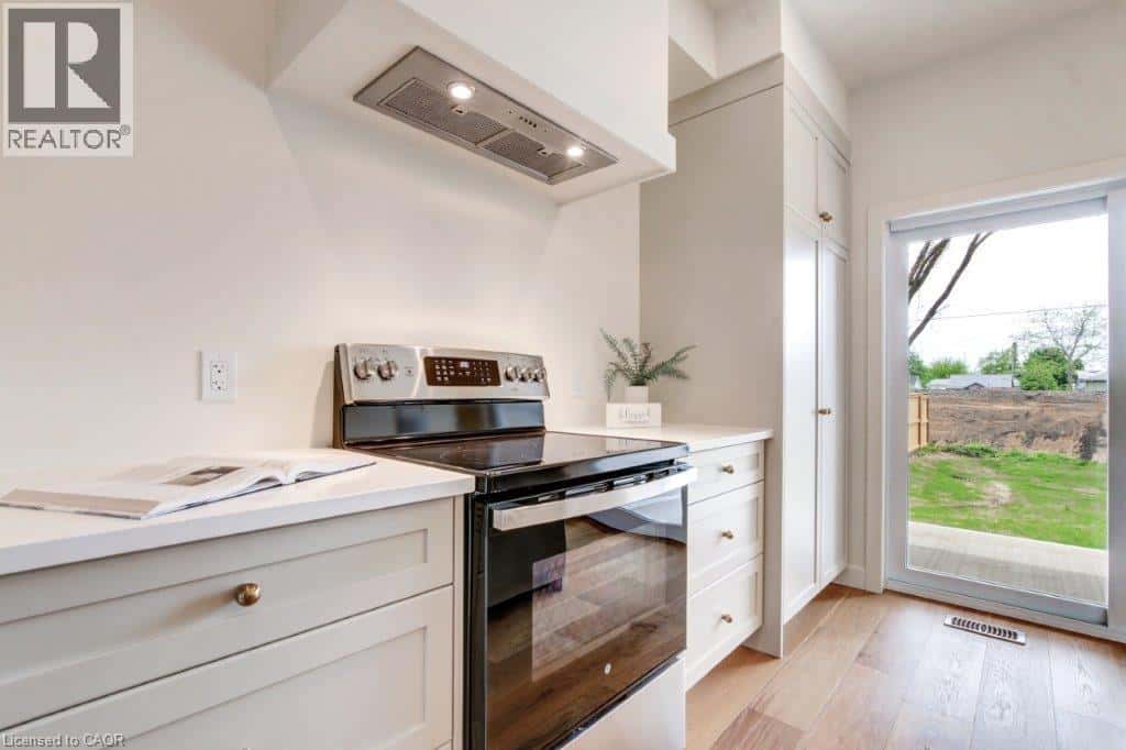 208 WILLIAM Street — Delhi, Ontario - Photo 4 of 54