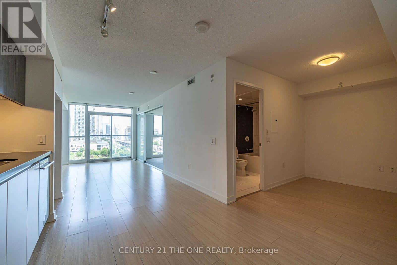 1003 - 75 QUEENS WHARF ROAD — Toronto (Waterfront Communities), Ontario - Photo 5 of 36