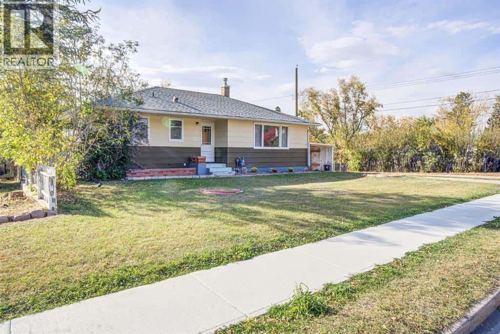 4705 3 Street W — Claresholm, Alberta - Photo 3 of 49