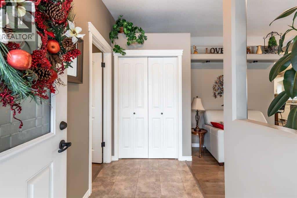 42 Somerside Gate SE — Medicine Hat, Alberta - Photo 4 of 50