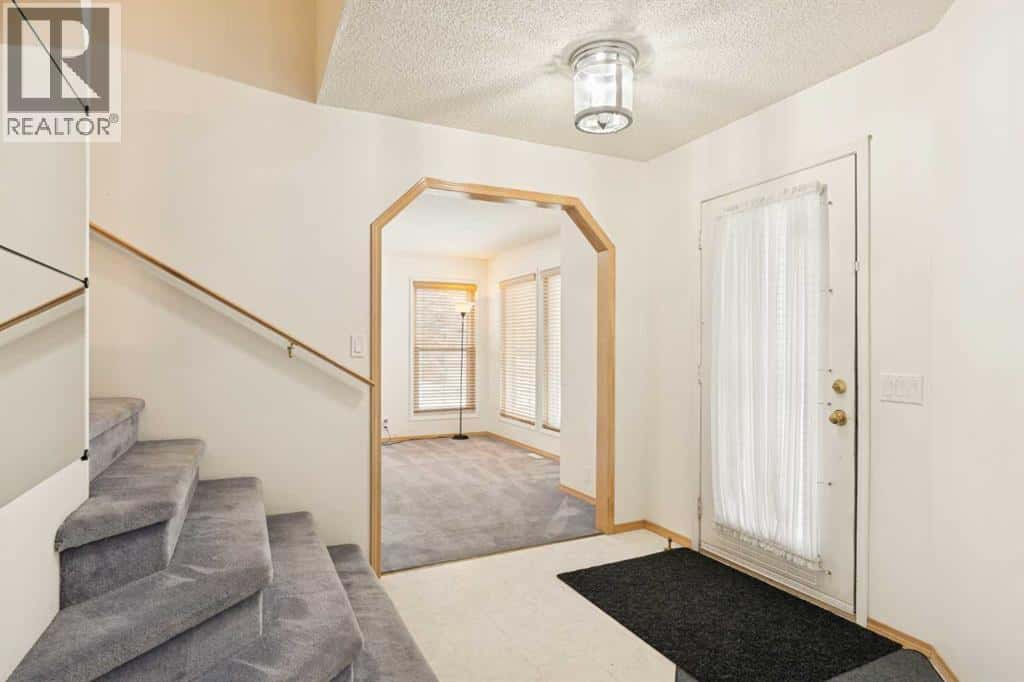 2498 Catalina Boulevard NE — Calgary, Alberta - Photo 4 of 44