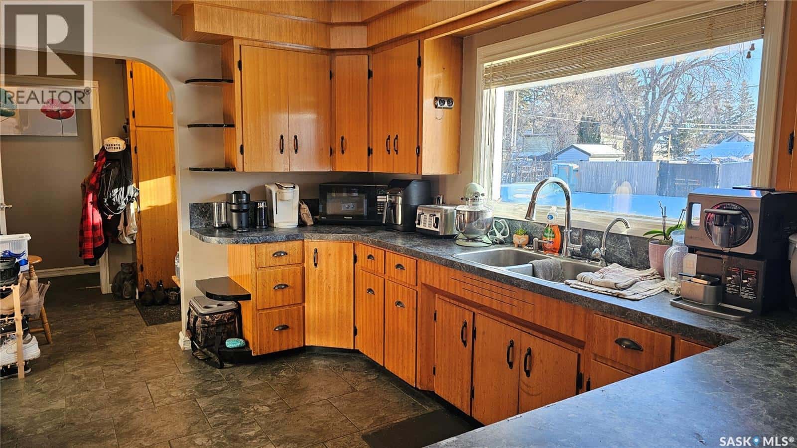 1004 9th STREET — Humboldt, Saskatchewan - Photo 5 of 58