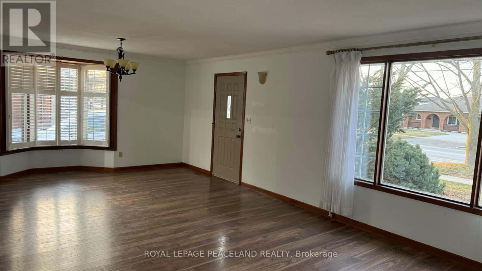 313 MAIN STREET — St. Catharines (Martindale Pond) - Photo 2 of 10