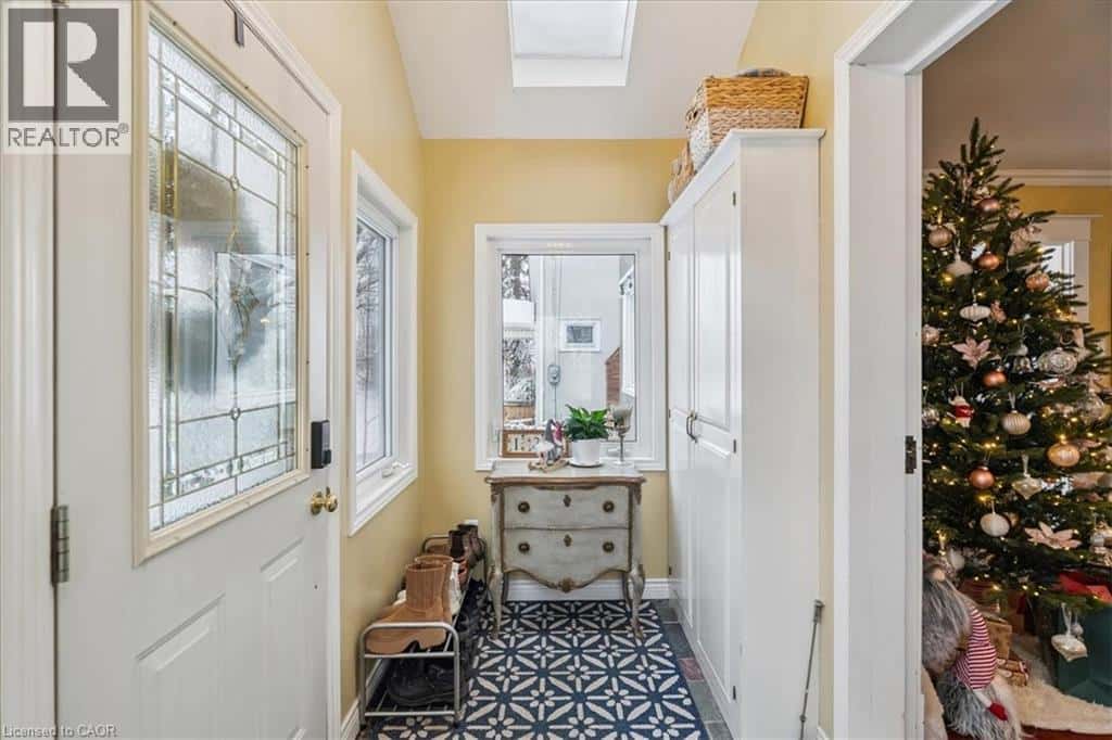 139 CAMPBELL Avenue W — Campbellville, Ontario - Photo 2 of 44