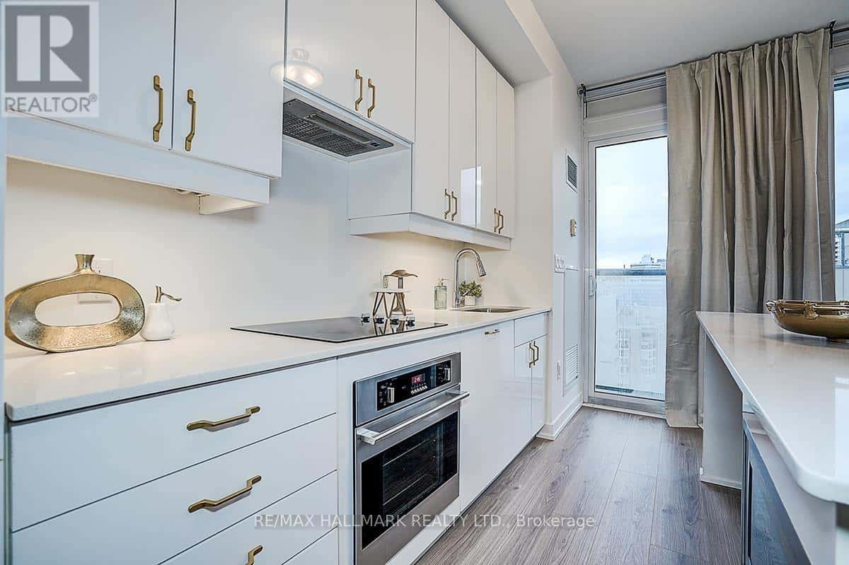 3109 - 426 UNIVERSITY AVENUE — Toronto (Kensington-Chinatown), Ontario - Photo 2 of 39