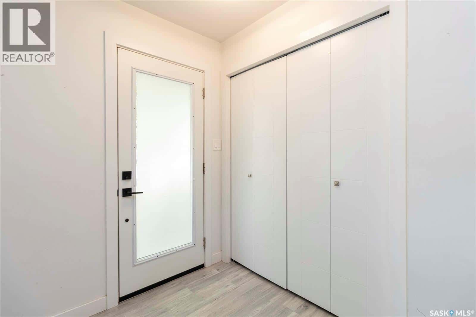 2406 Cairns AVENUE — Saskatoon, Saskatchewan - Photo 5 of 50