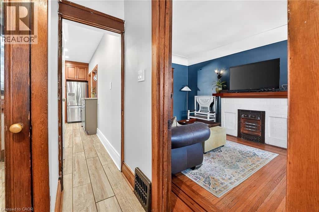 207 EDGEMONT Street S — Hamilton, Ontario - Photo 5 of 38