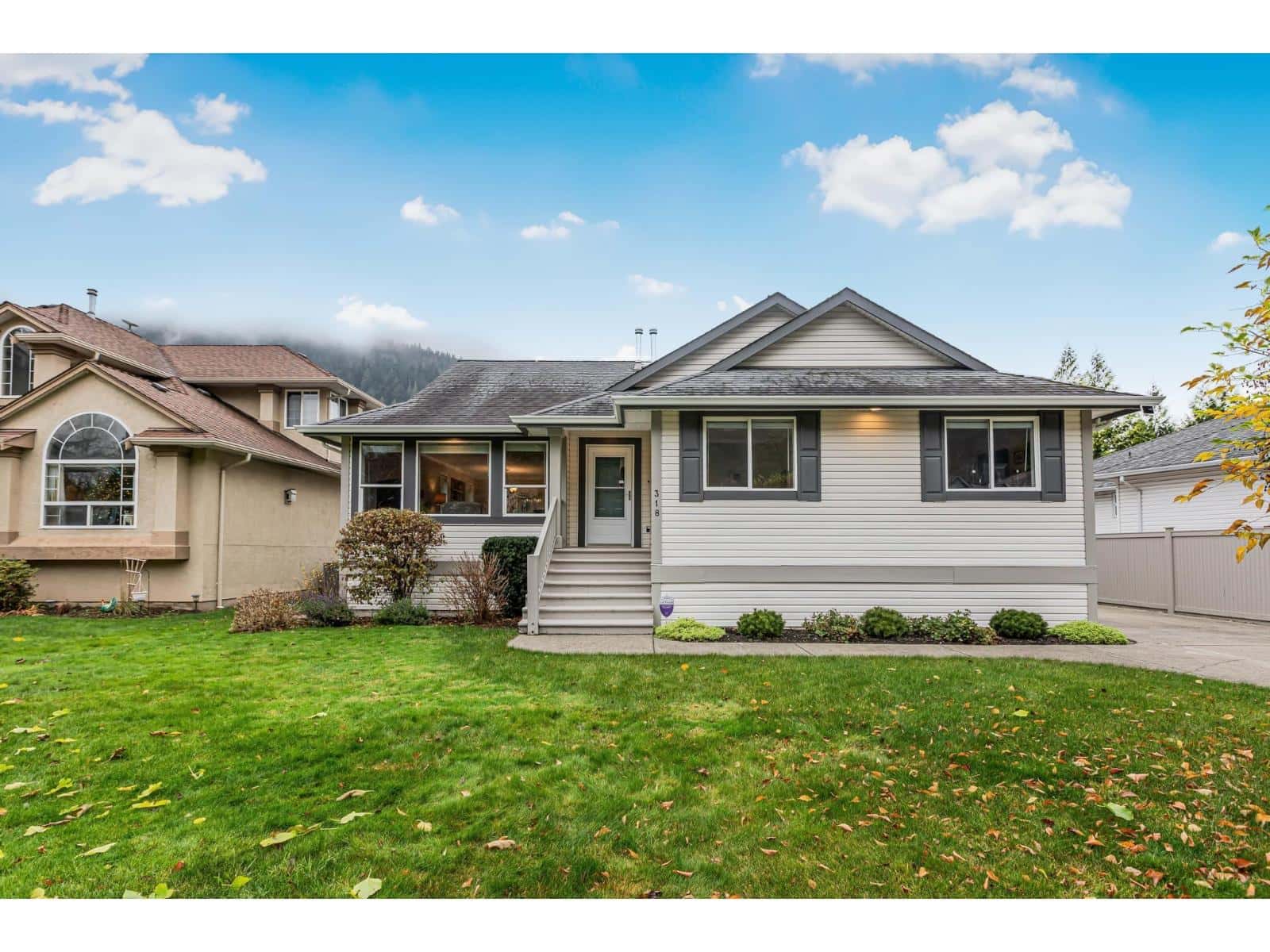 318 MIAMI RIVER DRIVE, Harrison Hot Springs — Harrison Hot Springs, British Columbia - Photo 2 of 40