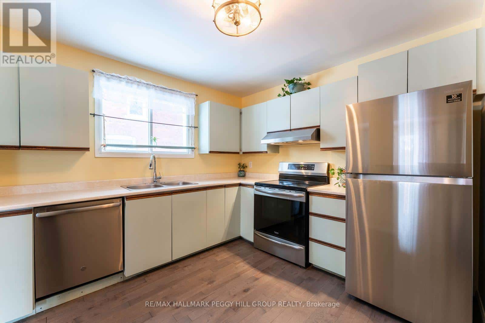 112 BORLAND STREET E — Orillia, Ontario - Photo 5 of 21