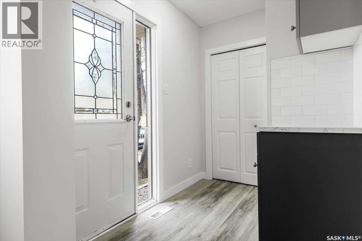 3806 Castle ROAD — Regina, Saskatchewan - Photo 2 of 20