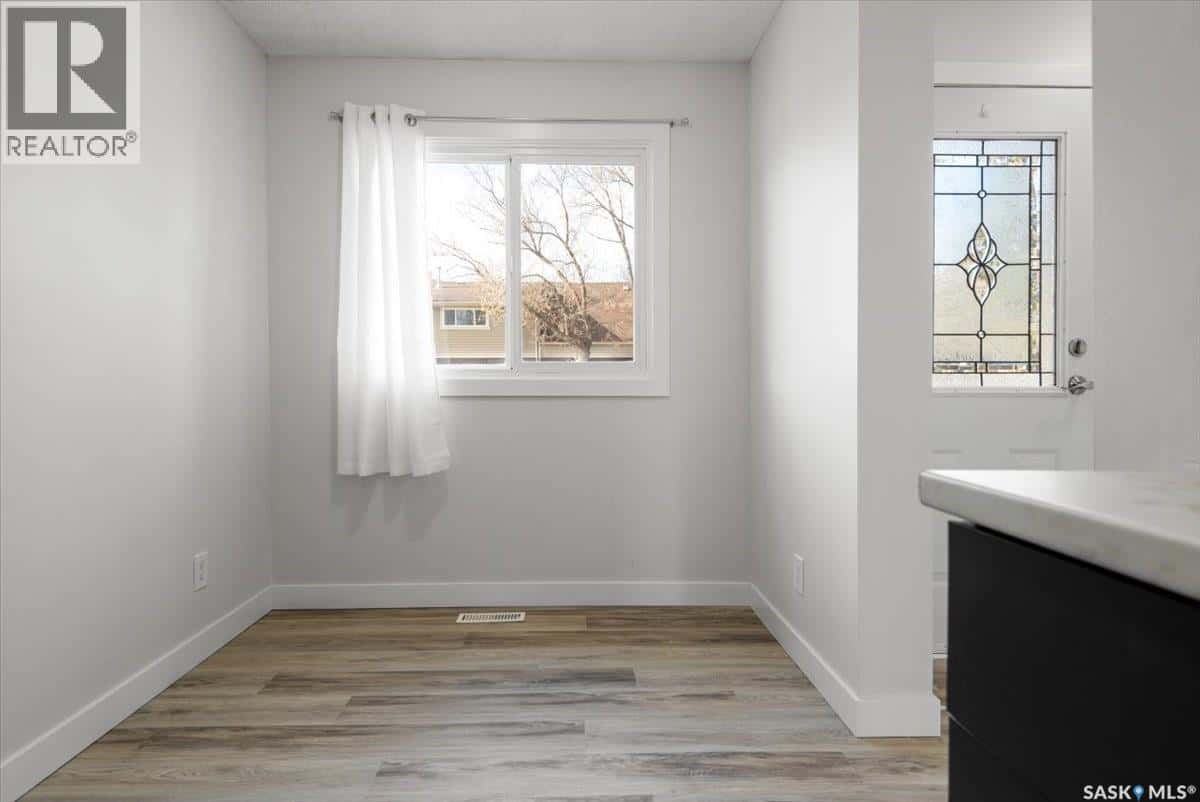 3806 Castle ROAD — Regina, Saskatchewan - Photo 3 of 20