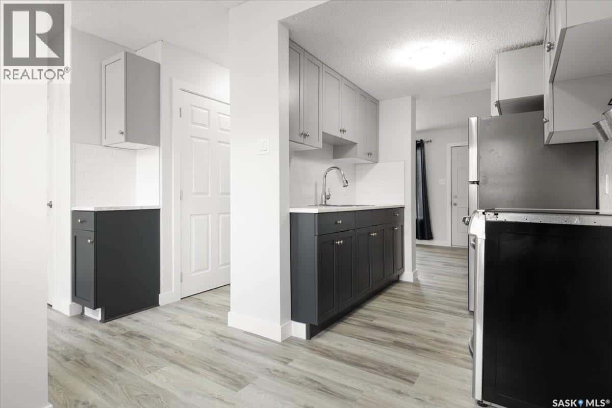 3806 Castle ROAD — Regina, Saskatchewan - Photo 4 of 20