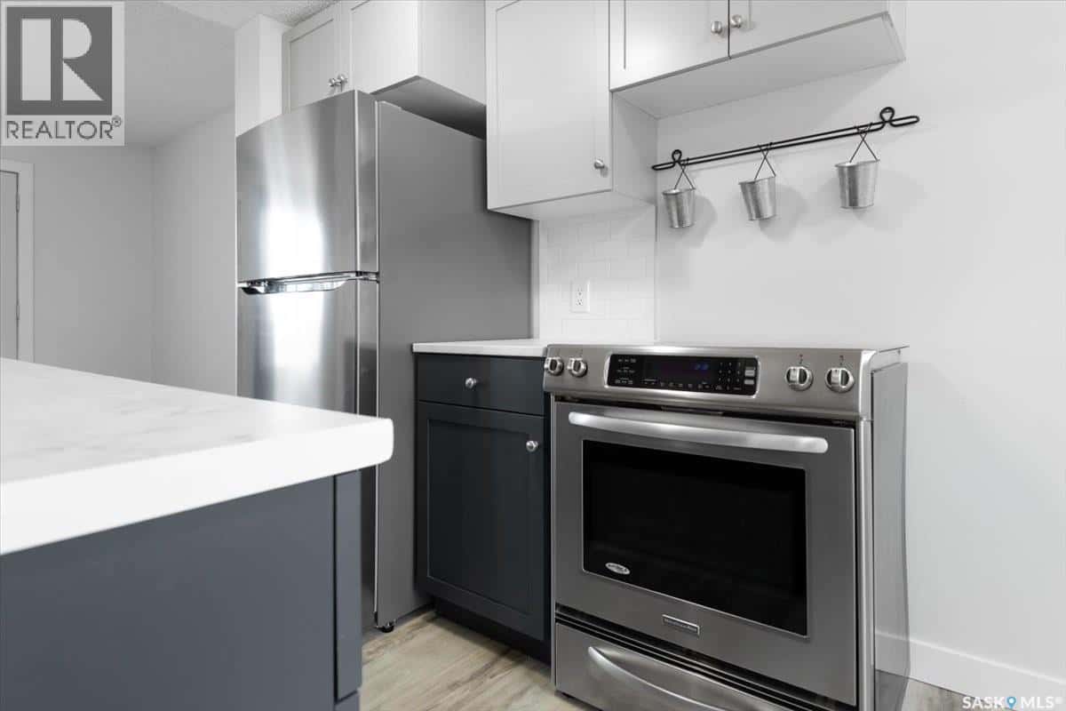 3806 Castle ROAD — Regina, Saskatchewan - Photo 5 of 20