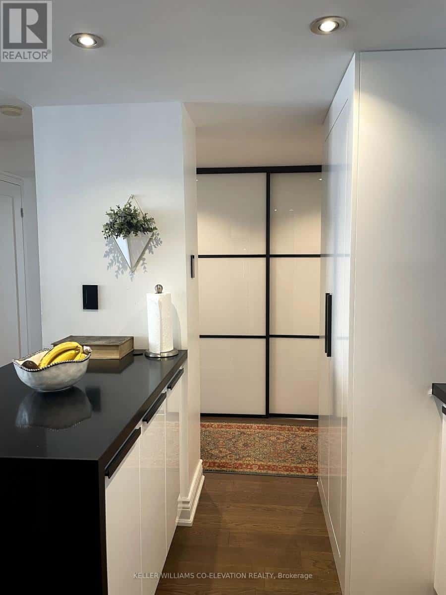 707 - 2091 HURONTARIO STREET — Mississauga (Cooksville), Ontario - Photo 5 of 29