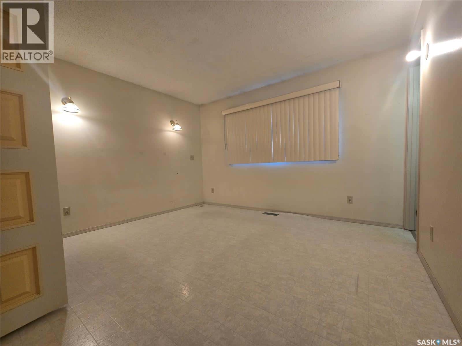 215 Heward STREET — Stoughton, Saskatchewan - Photo 5 of 20