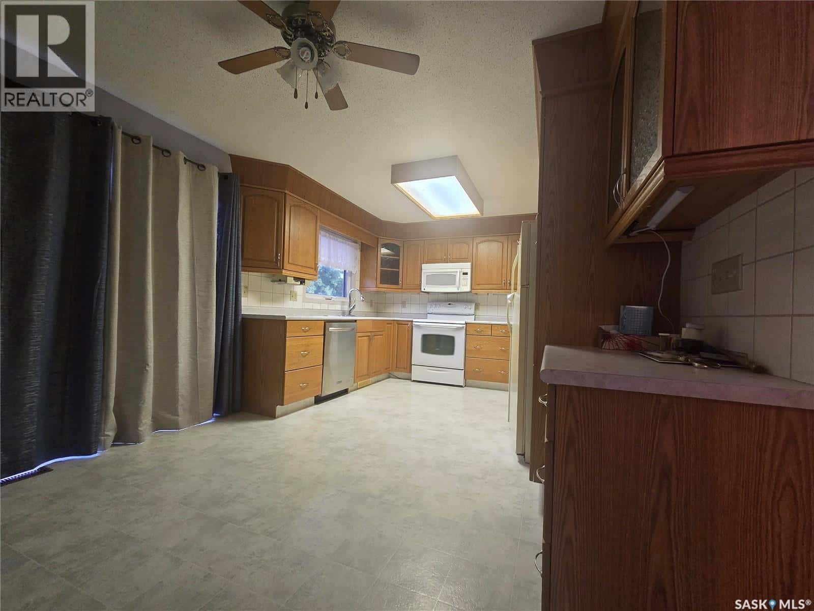 215 Heward STREET — Stoughton, Saskatchewan - Photo 3 of 20