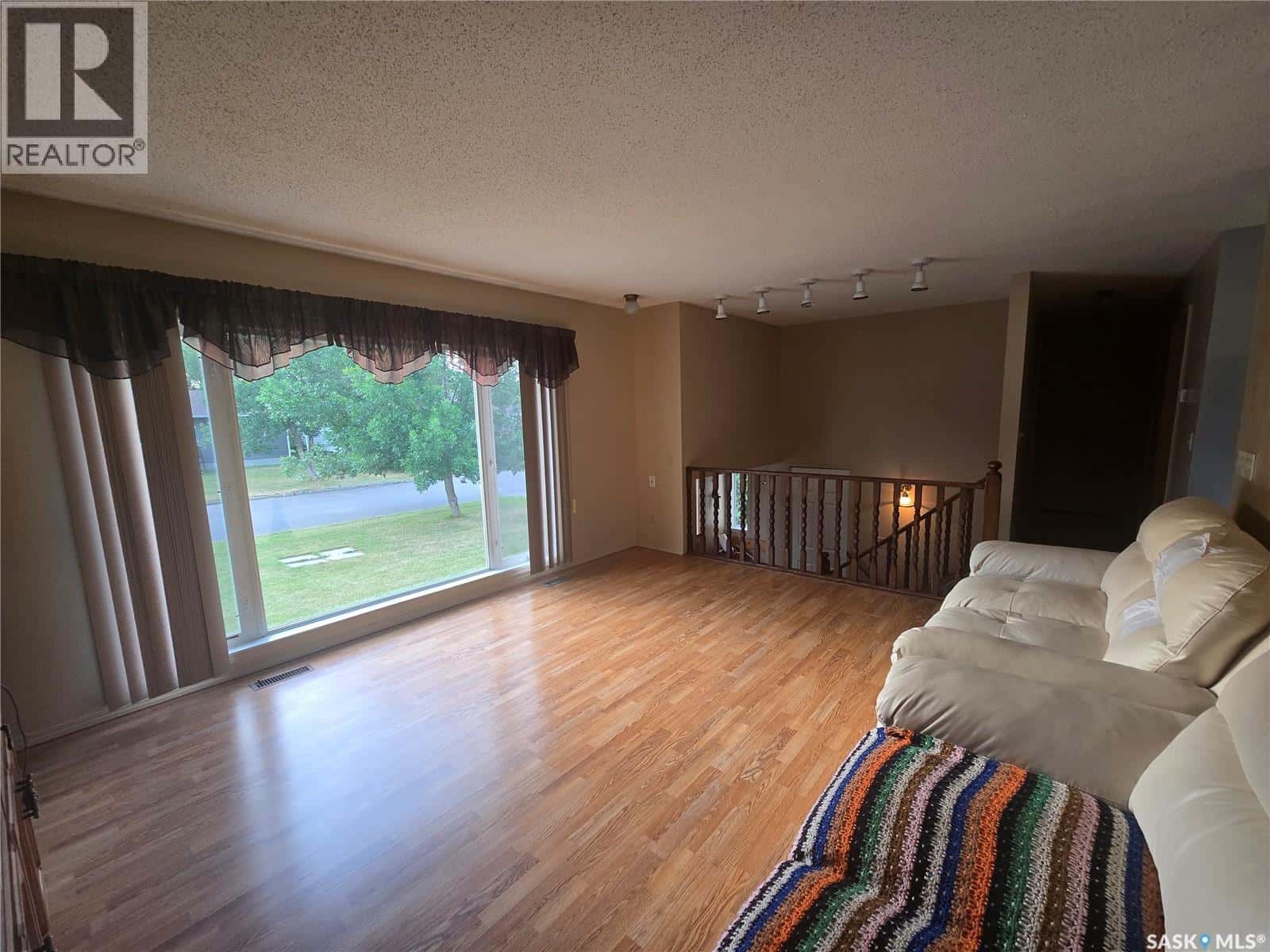 215 Heward STREET — Stoughton, Saskatchewan - Photo 2 of 20