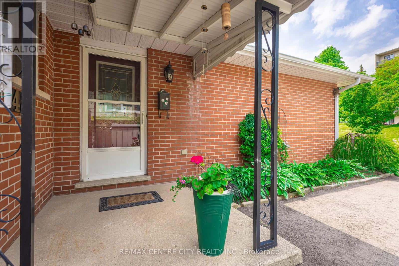 482 CASTLEGROVE BOULEVARD — London North (North K), Ontario - Photo 4 of 24