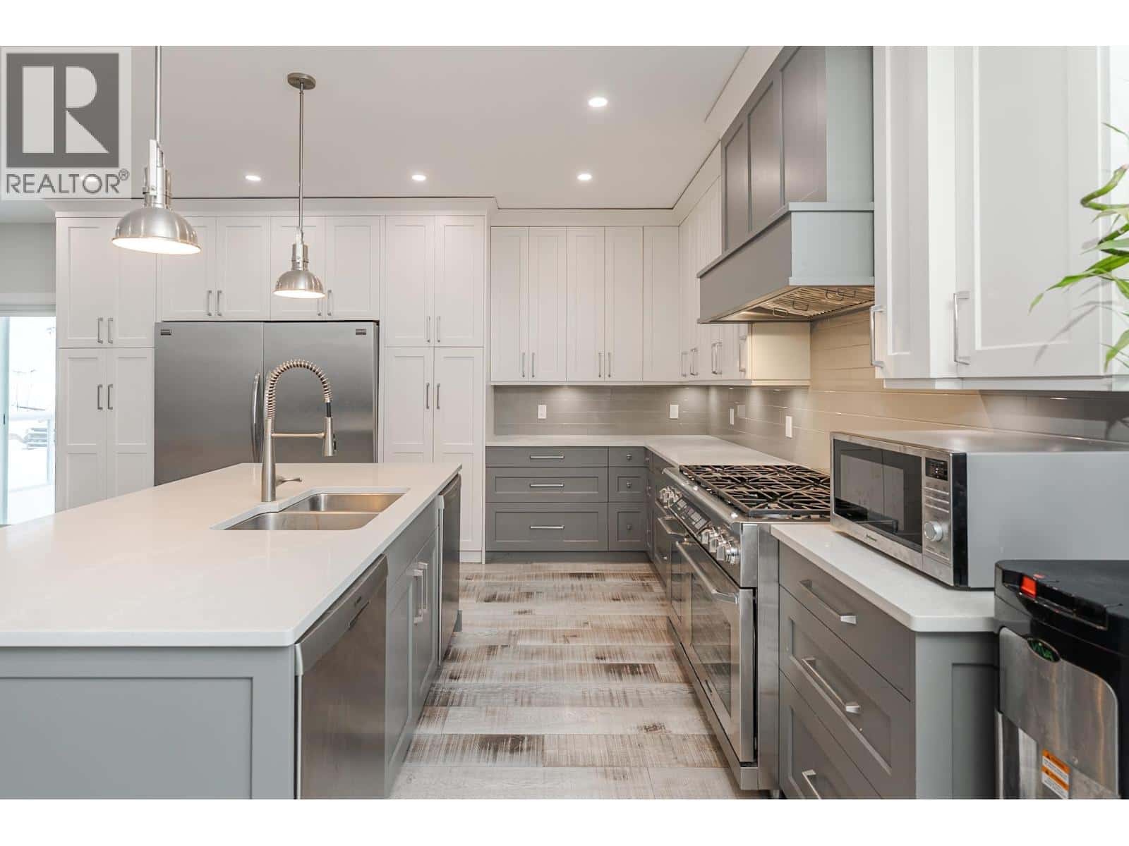 3350 HILLSIDE DRIVE — Prince George, British Columbia - Photo 5 of 40