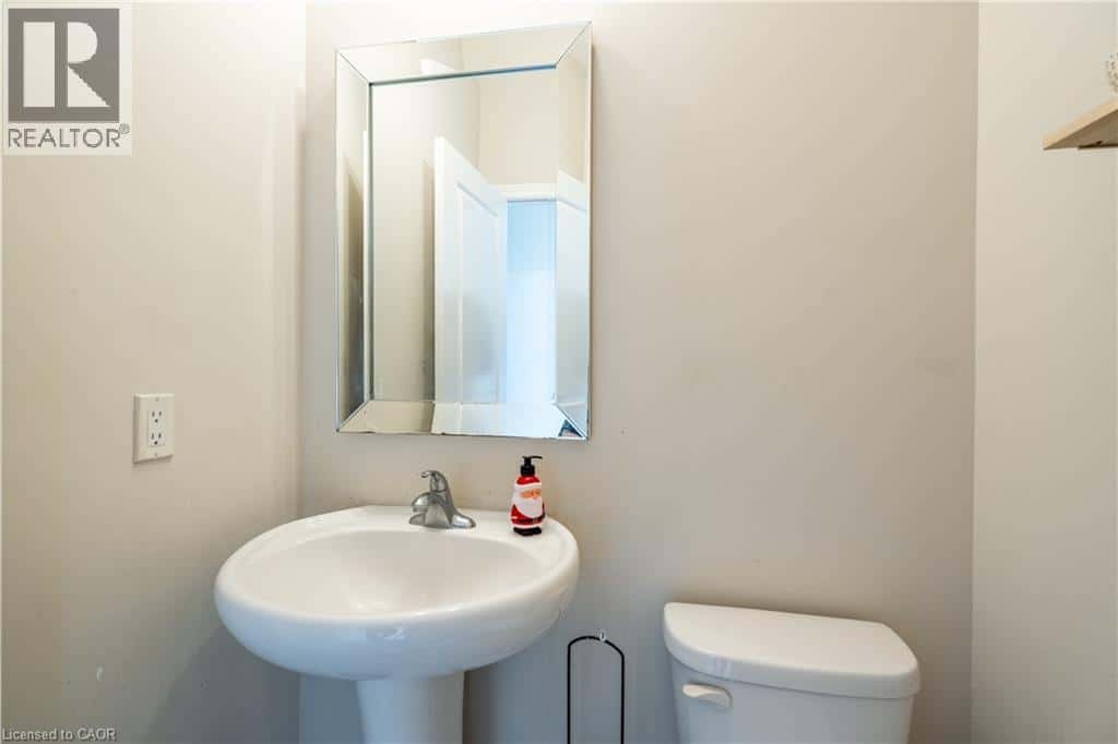 98 SHOREVIEW Place Unit# 40 — Stoney Creek, Ontario - Photo 5 of 33