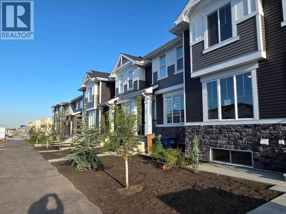 245 Cobblestone Gate SW — Airdrie, Alberta - Photo 2 of 20