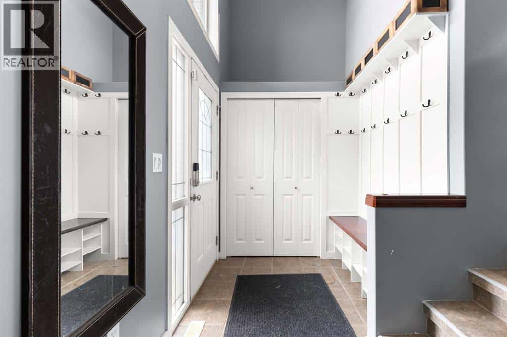 365 Somerset Row SE — Medicine Hat, Alberta - Photo 3 of 38