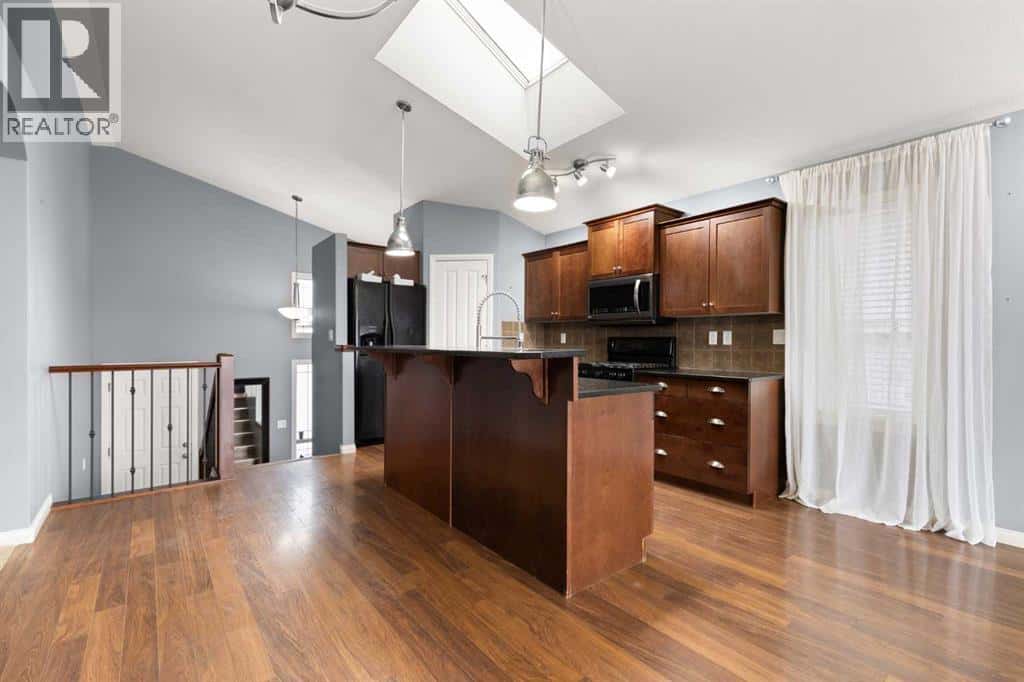 365 Somerset Row SE — Medicine Hat, Alberta - Photo 5 of 38