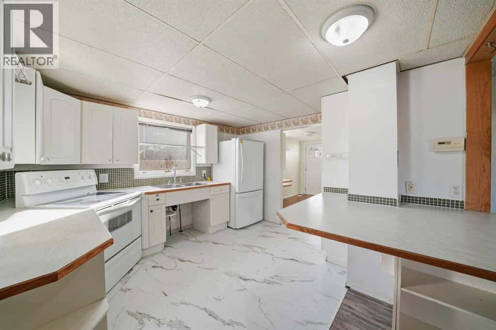 1221 Lucina Street — Penhold, Alberta - Photo 5 of 18