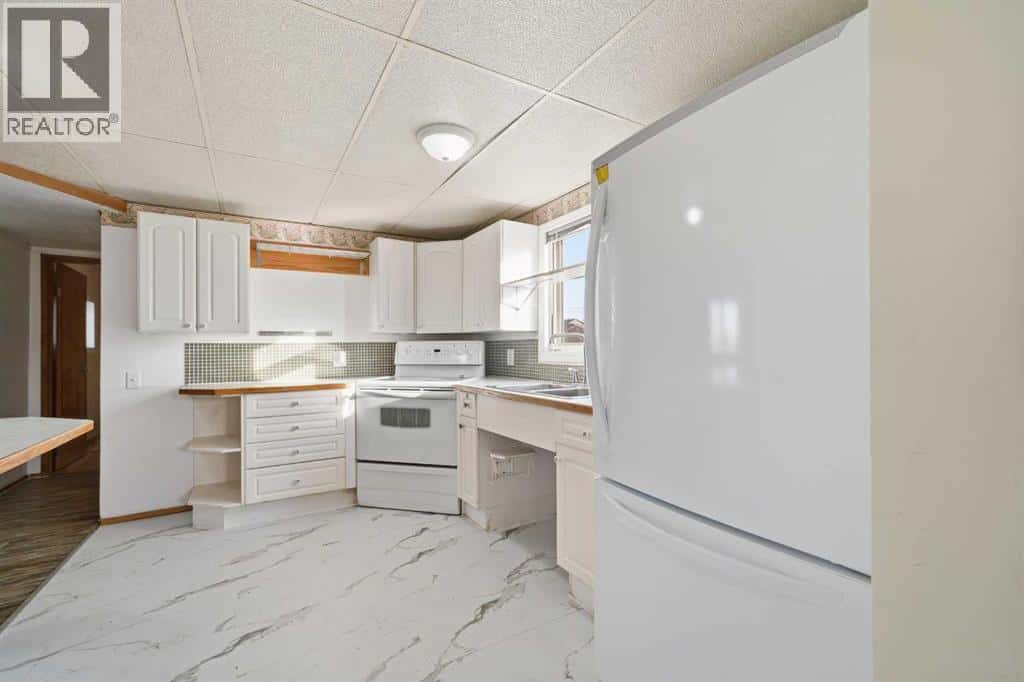 1221 Lucina Street — Penhold, Alberta - Photo 4 of 18