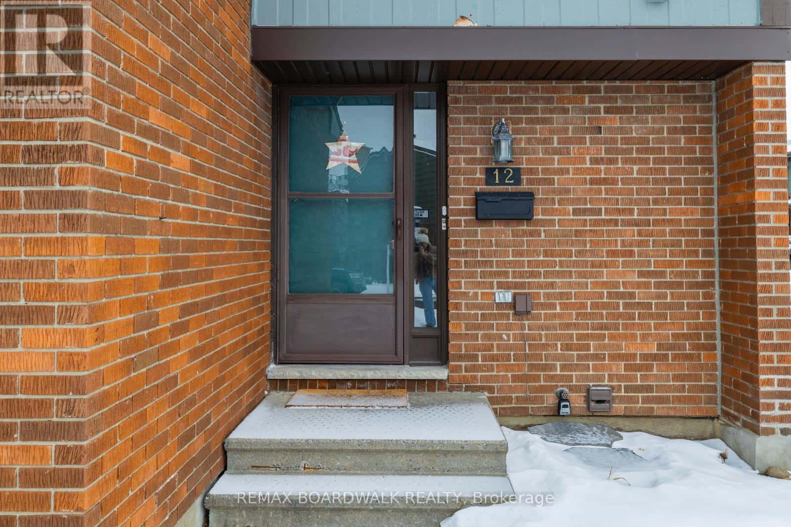 12 SELYE CRESCENT — Ottawa, Ontario - Photo 4 of 46