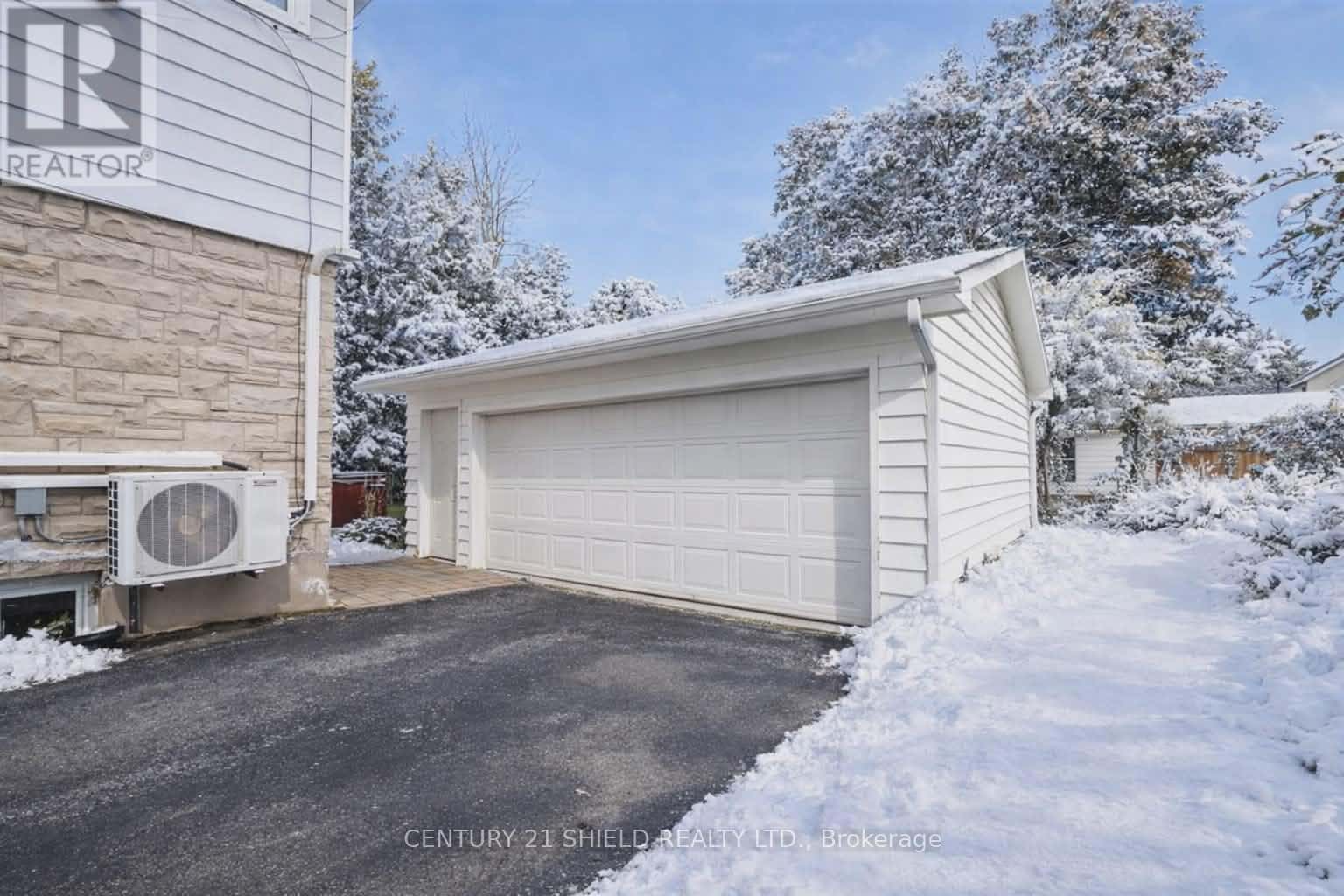 903 RIVERDALE AVENUE — Cornwall, Ontario - Photo 5 of 28