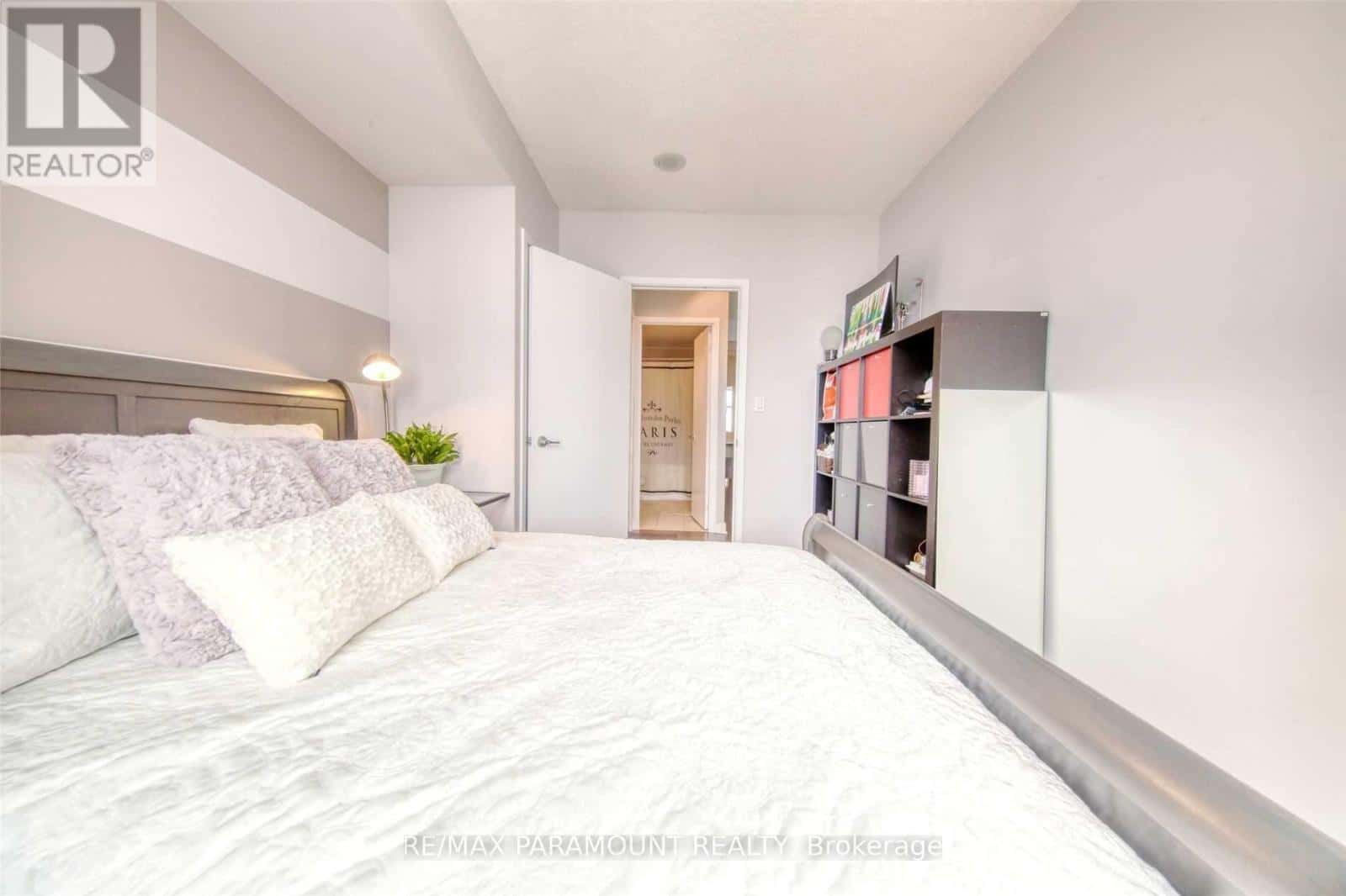 Toronto (Waterfront Communities) — Toronto (Waterfront Communities) - Photo 2 of 32