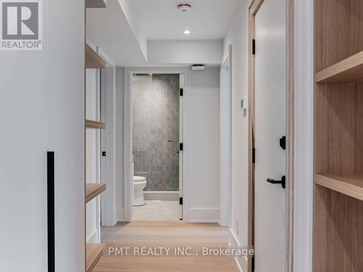 Toronto (Lawrence Park North) — Toronto (Lawrence Park North) - Photo 4 of 18