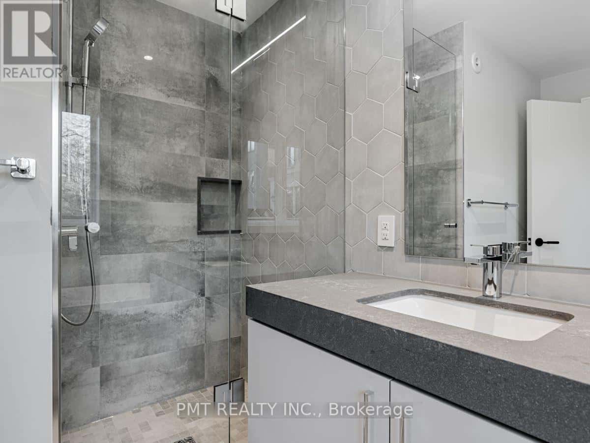 Toronto (Lawrence Park North) — Toronto (Lawrence Park North) - Photo 2 of 18