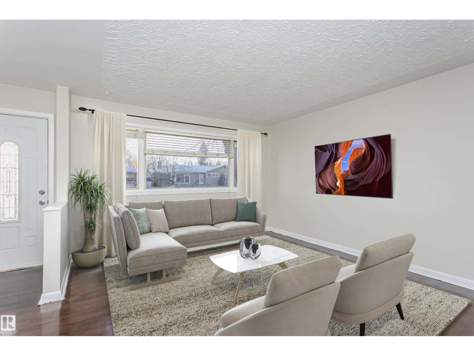 15702 92A AV NW — Edmonton, Alberta - Photo 2 of 49