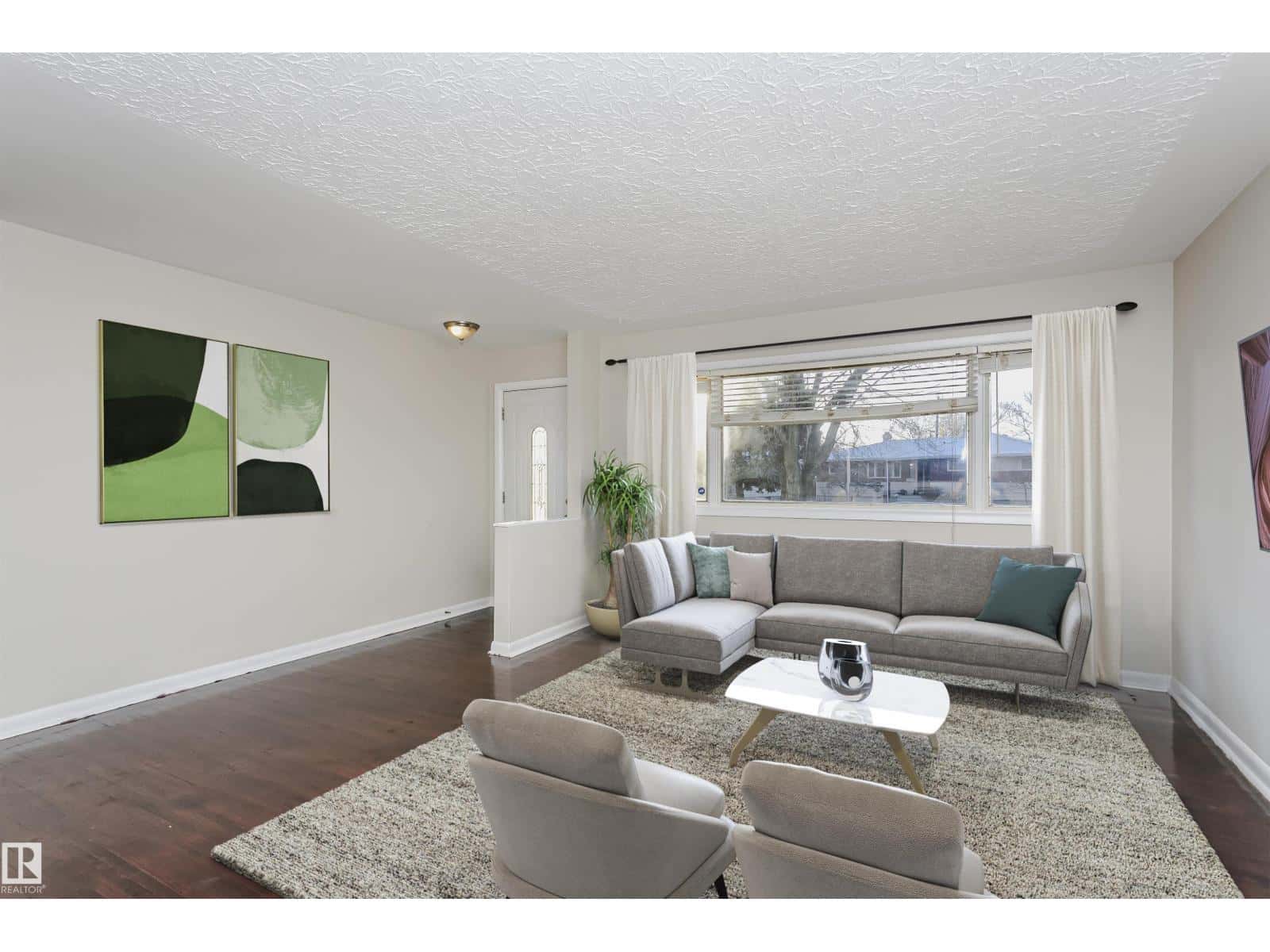 15702 92A AV NW — Edmonton, Alberta - Photo 3 of 49