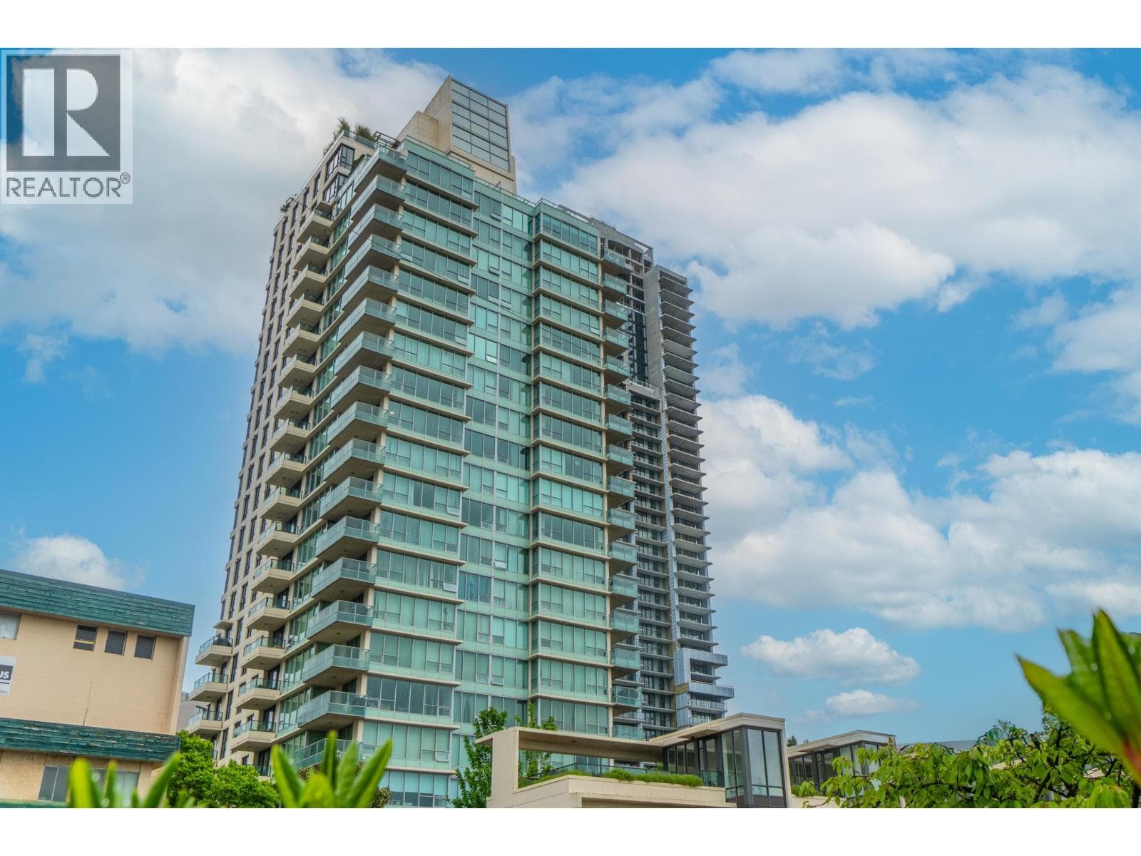 1901 2200 DOUGLAS ROAD — Burnaby, British Columbia - Main photo