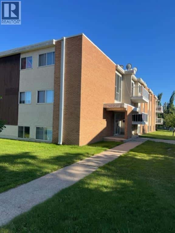 5 Sunset Boulevard — Whitecourt, Alberta - Photo 3 of 27