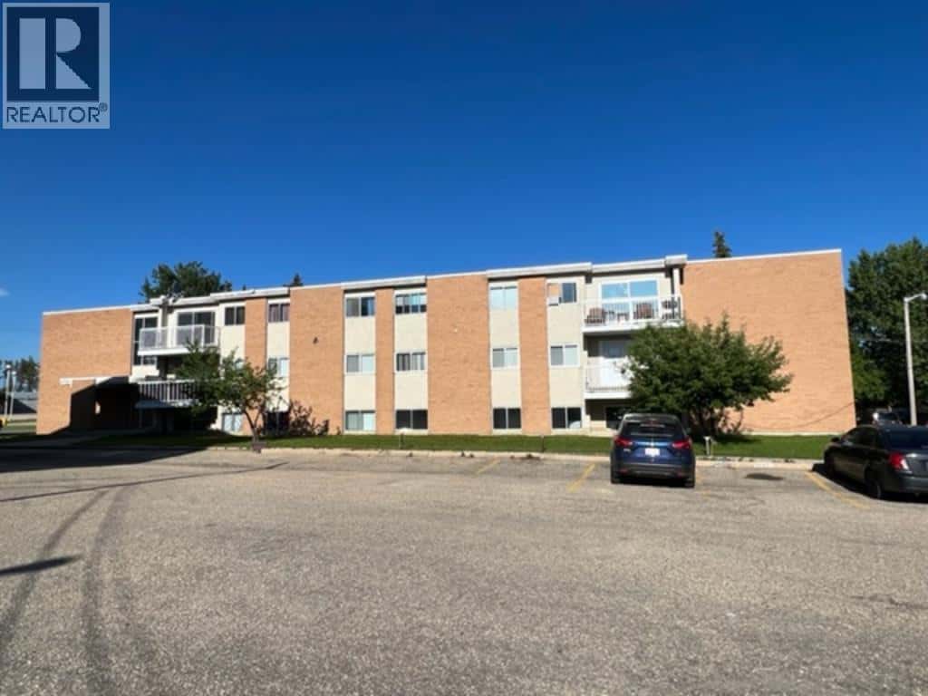 5 Sunset Boulevard — Whitecourt, Alberta - Photo 2 of 27