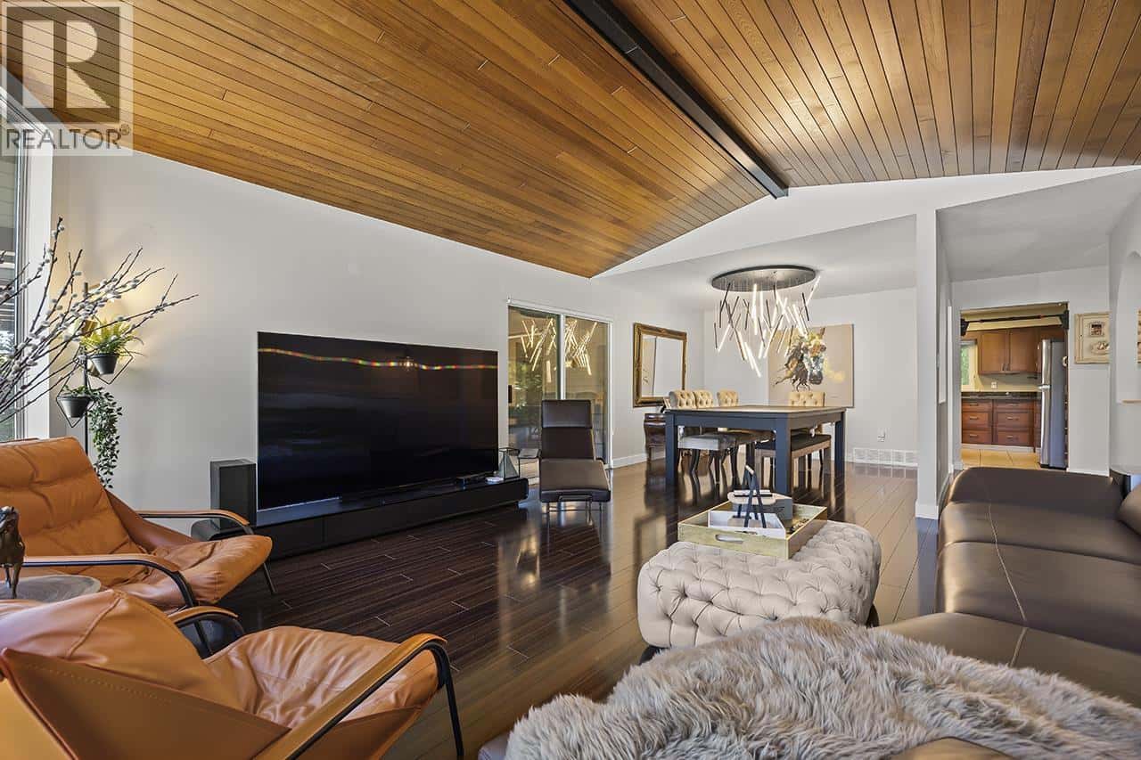 3155 CARDINAL DRIVE — Burnaby, British Columbia - Photo 2 of 40