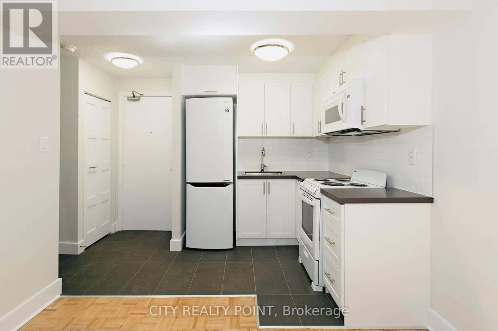 Toronto (Yonge-Eglinton) — Toronto (Yonge-Eglinton) - Photo 3 of 12