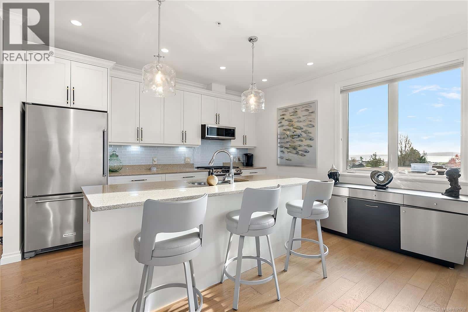 PH403 2409 Bevan Ave — Sidney, British Columbia - Photo 2 of 28