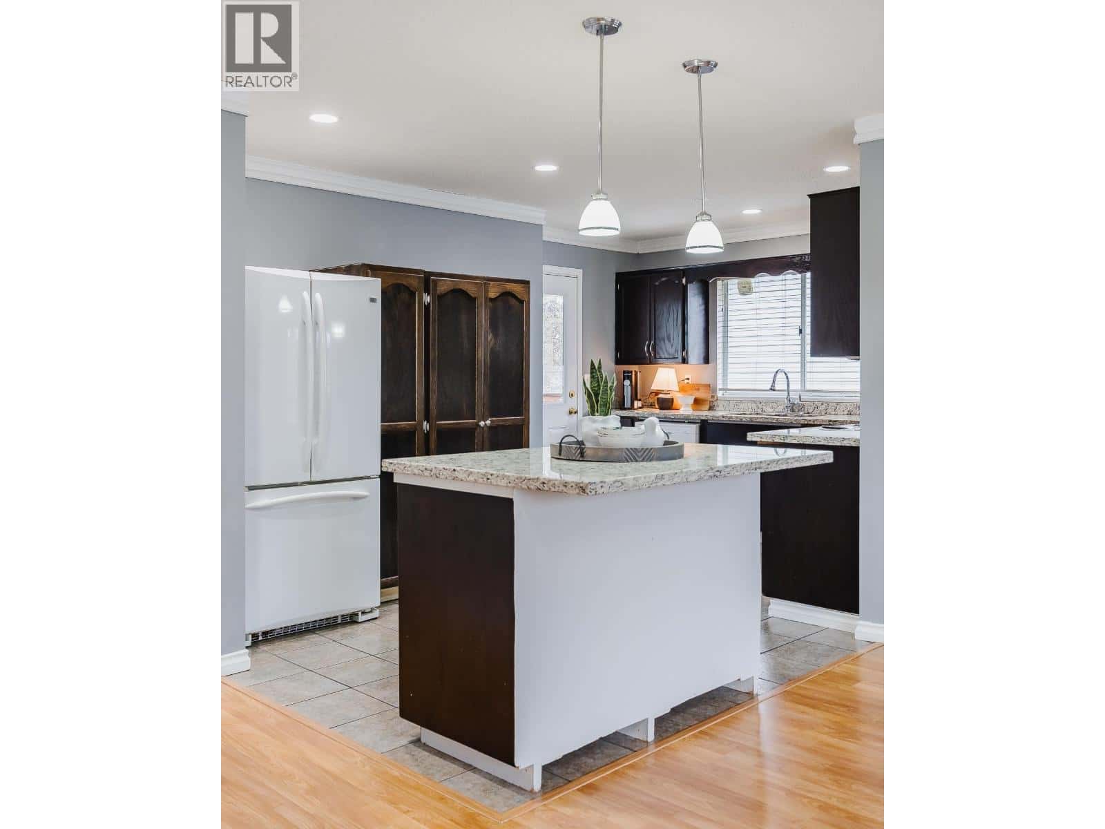 20492 THORNE AVENUE — Maple Ridge, British Columbia - Photo 3 of 40