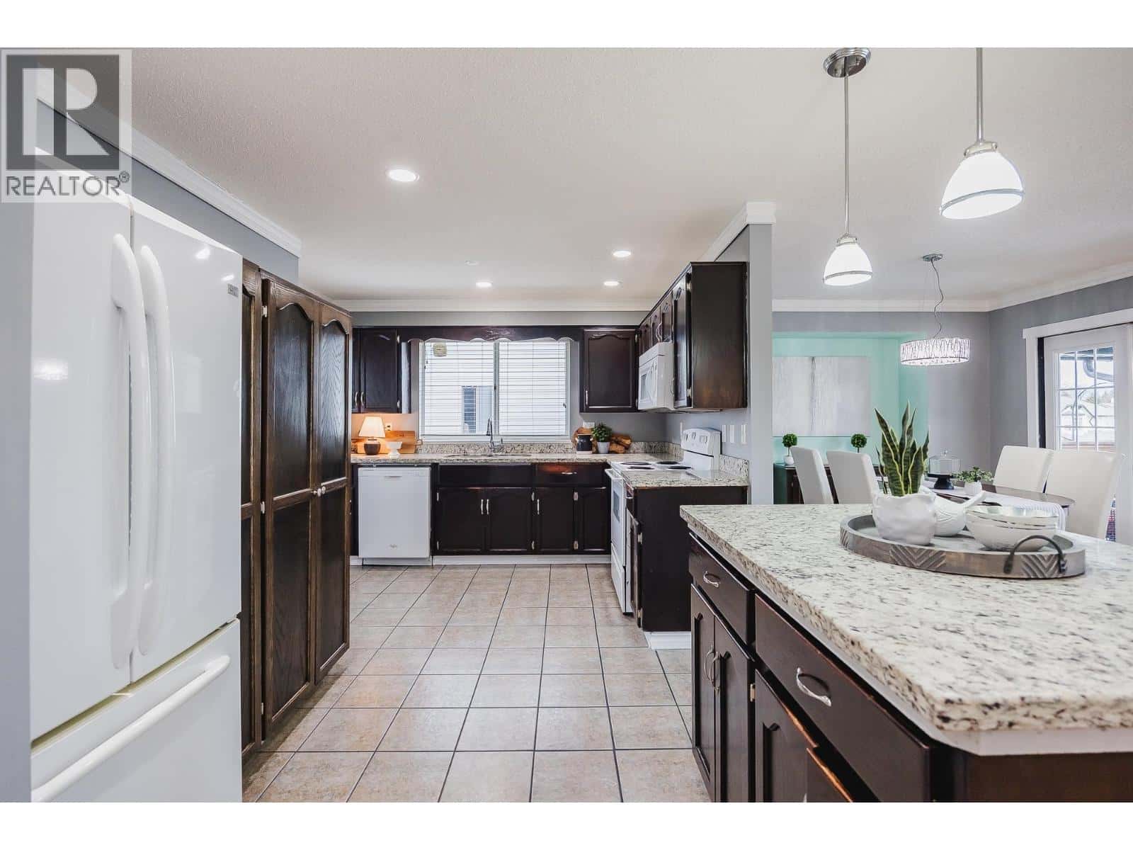 20492 THORNE AVENUE — Maple Ridge, British Columbia - Photo 4 of 40