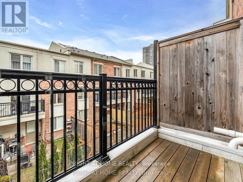 22 CONEFLOWER CRESCENT — Toronto (Westminster-Branson) - Main photo