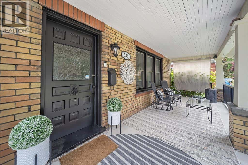 336 BLANCHE STREET — Sarnia, Ontario - Photo 4 of 48