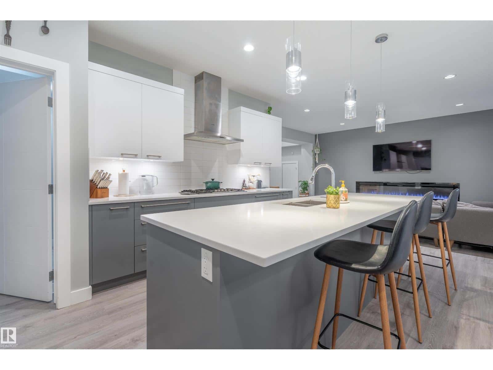 2118 CAVANAGH DR SW — Edmonton - Photo 4 of 37