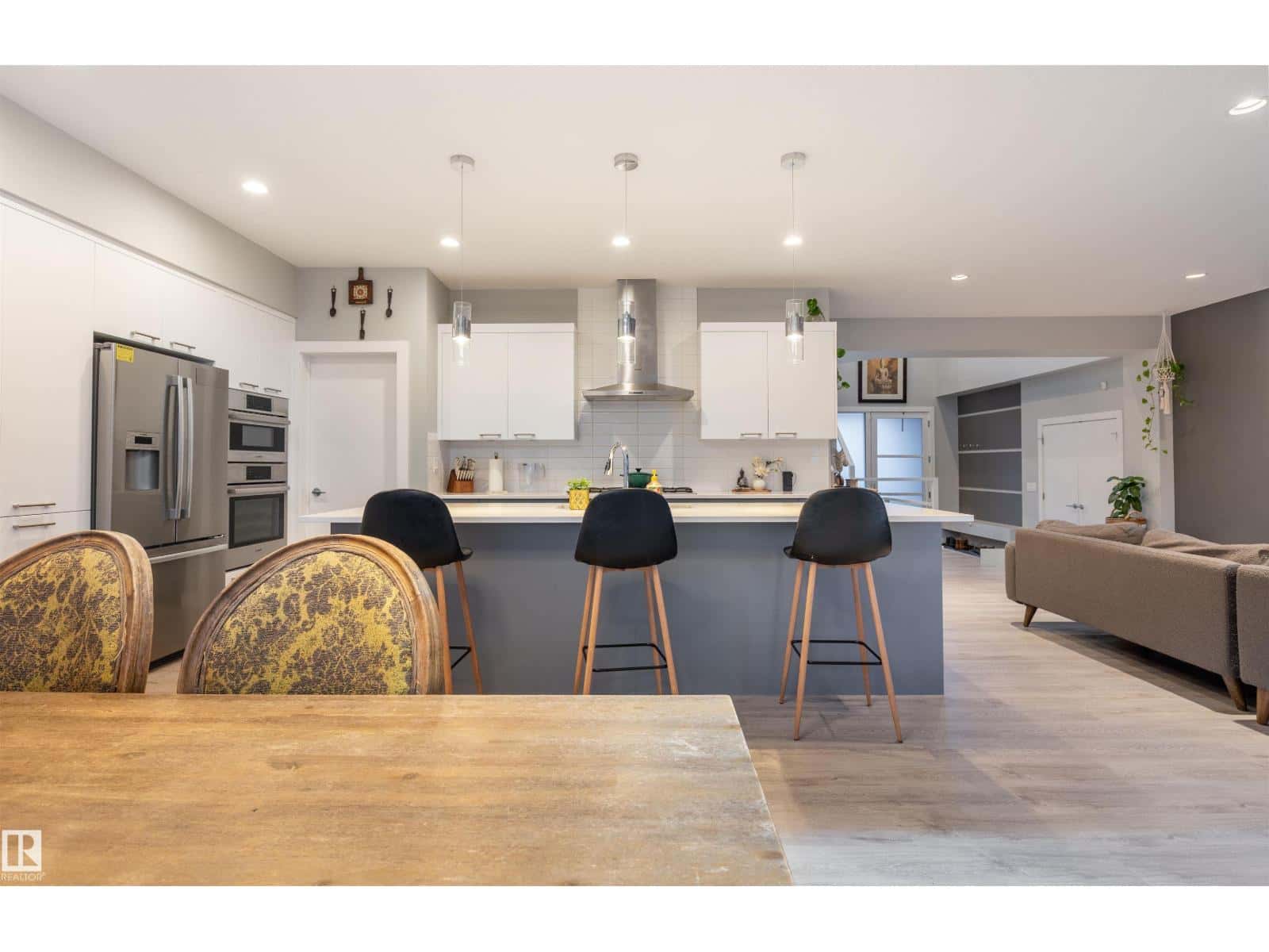 2118 CAVANAGH DR SW — Edmonton - Photo 3 of 37