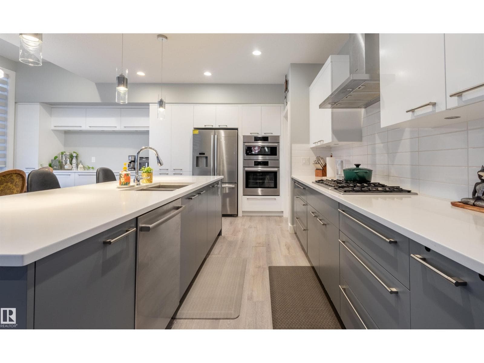 2118 CAVANAGH DR SW — Edmonton - Main photo