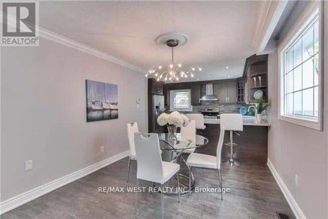 UPPER - 18 LINKDALE ROAD — Brampton (Brampton North) - Photo 3 of 17